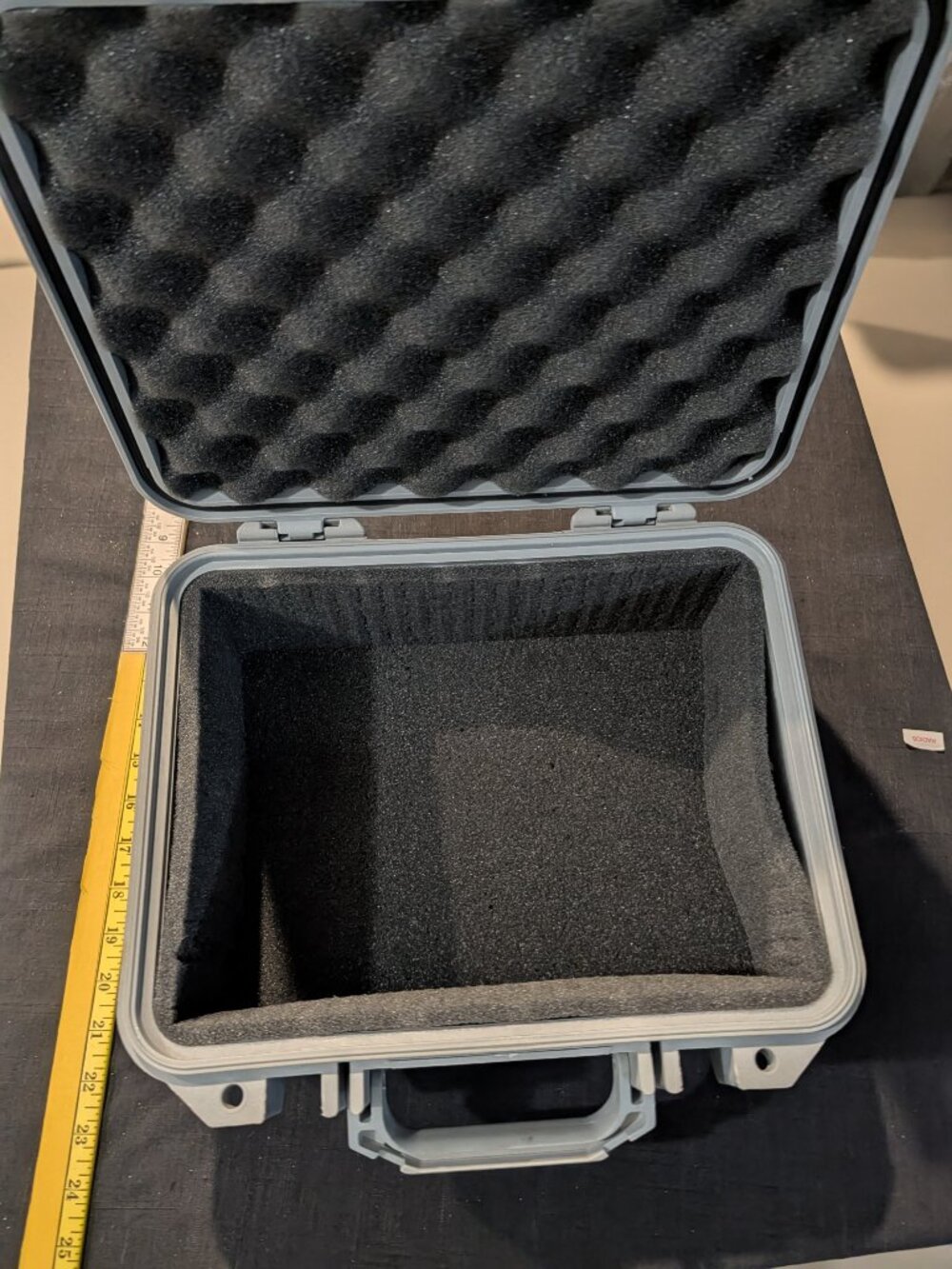 Pelican 1400NF Case (Silver) - Picture 4 of 15